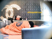 喷血推荐-香奈儿房国庆偷拍外表清纯骨子里很骚的美女衣服没脱就先来一次,干完后把鸡巴口硬还要,说：插的好深,好爽!