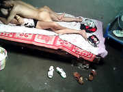 棚户区站街女卖淫暗拍小姐忙着打电话猴急大叔迫不及待扒衣开草