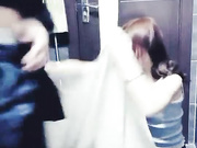 太牛X了99年女主播网吧勾引楞青小伙在大厅拔下裤子就吹受不了拉到厕所激情啪啪