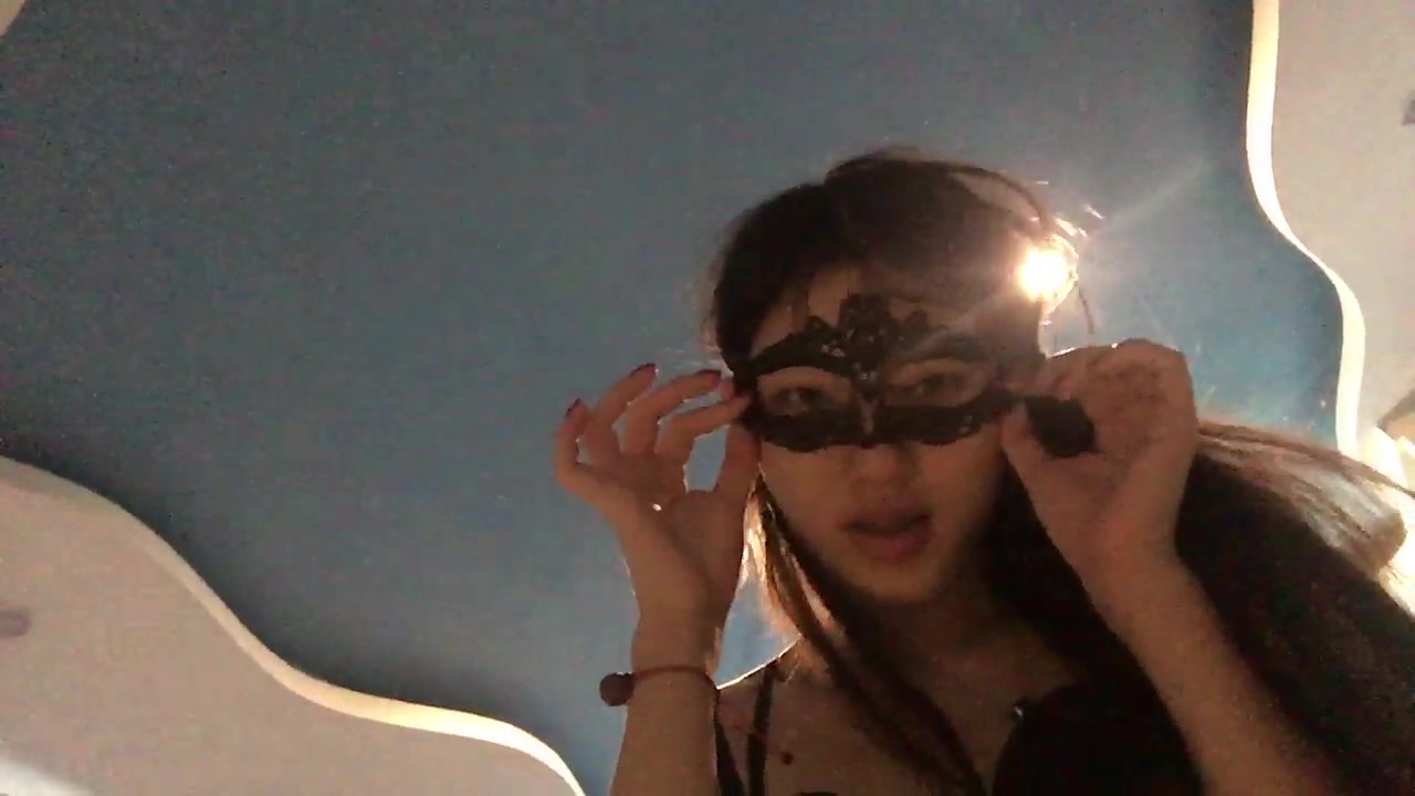 家境不错的大鸡巴哥餐厅搭讪个正在玩手机的妹子回家啪啪720P高清无水印