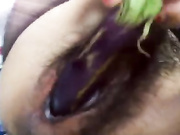 骚女敏儿，30厘米长的茄子插的直冒白浆