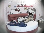 哈喽KT情趣套房TP眼镜仔的女友貌似很饥渴还没有脱好就把他按到鸡巴吃得很有味