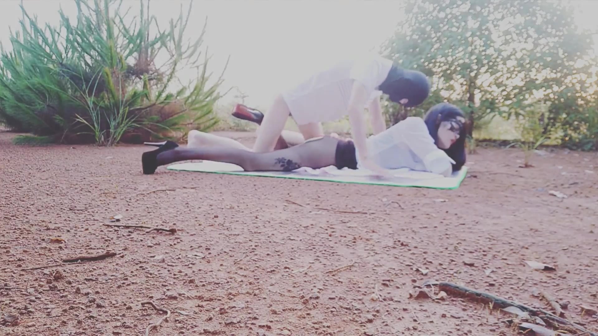 大清早穿着黑色蕾丝裤袜高跟和炮友乡下田间的丛林野战108P高清无水印