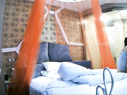 性感漂亮的牛仔短裤大学美女和校外情人酒店偷情,刚进房间就迫不及待的脱衣服,男说：等下操哭你.接连干了2次!