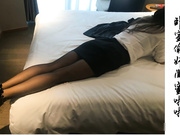 让女友带着耳机在客厅用电脑看最喜欢的韩剧,自己偷到卧室强操她性感黑丝短裙女闺蜜.高清完整版!