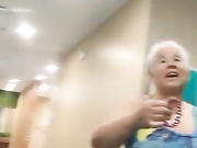 坑爹女主播潜入海边浴场洗浴更衣室偷拍和洗浴中心比较一下这的妹子还不错