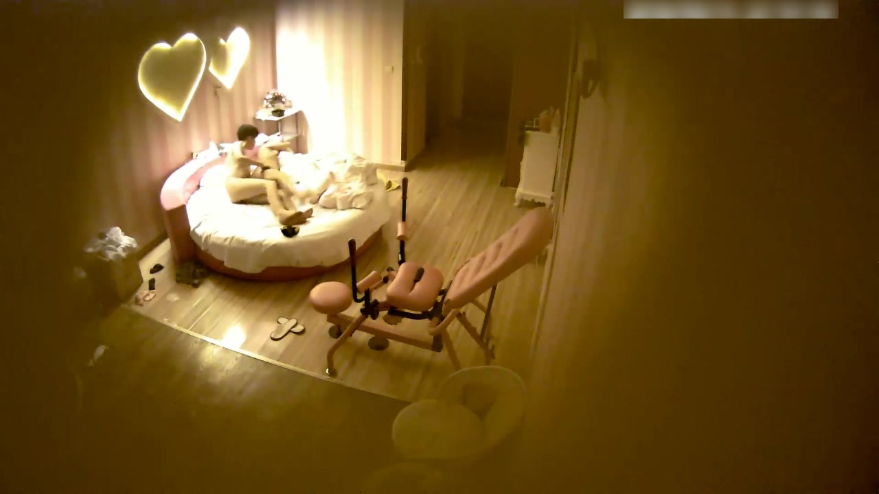 文艺范的漂亮大学美女被厉害的男友操第2次时哀求：不要了,我不行了.接着干第3次.女的特别能叫床!