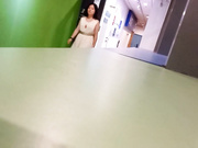 厕所偷拍公司女同事没想到竟然是个白虎