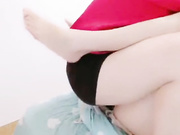 漂亮的小姨子在房间打扮时被色狼姐夫进屋按倒在床上爆操,美女哀求：干嘛姐夫,被姐姐发现了不好,不可以!