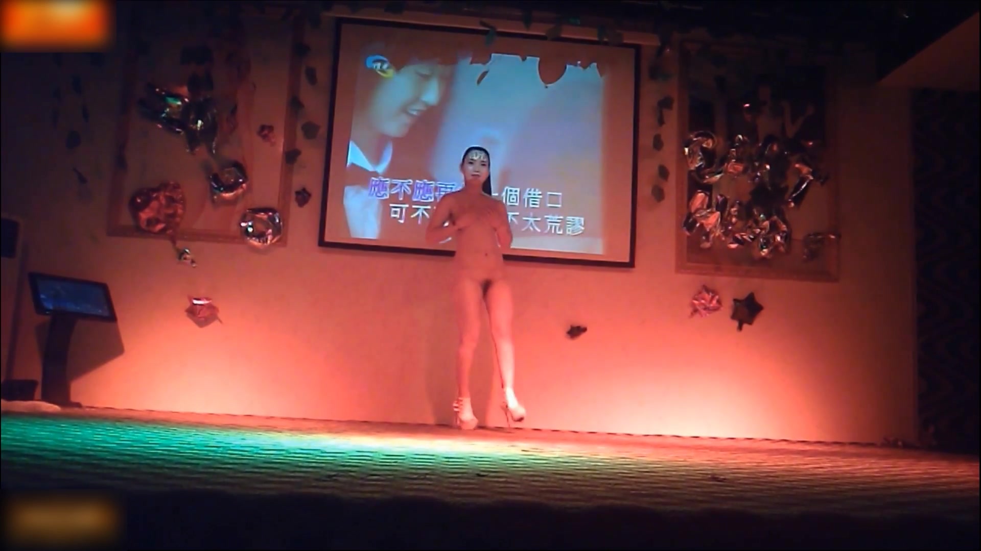 乡村小县城夜总会艳舞团裸舞秀身材还不错的马尾辫舞女各种挑逗看这身手还有两下子1080P超清