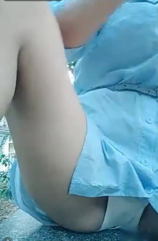 样子清纯小美女公园勾搭农民工大哥到民工宿舍玩大哥舔逼的样子好饥渴啊居然帮妹子洗脚