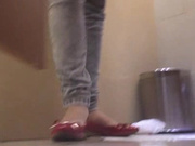 商城厕拍系列 滑冰的妹子憋不住差点尿到裤子里 门都不关了