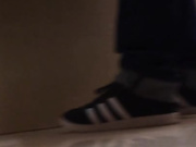 商城厕拍系列 滑冰的妹子憋不住差点尿到裤子里 门都不关了