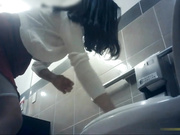 国际大厦某职业培训中心女厕偷拍个人觉得这厕所设计有问题过于宽敞让来方便的人缺乏安全