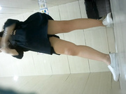 某站最新流出商场全景女厕偷拍红内裤美眉一边看手机一边擦逼最后闻闻擦完逼的卫生纸