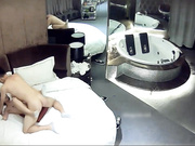 圆床套房年轻情侣激情造爱娇小短发美女被男友压着操干出白浆冲刺的时候超级刺激射完妹子还检查套子漏没漏