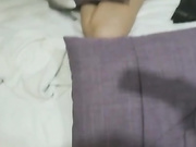 两个老铁约炮样子看上去很嫩的90后妹子去棋牌宾馆玩3P直播小伙鸡巴太大很难才插入