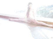 最新流出著名美少女极品嫩模艾米丽花花公子特拍成熟火辣妖艳风格人体写真完美无瑕的身体太诱人了1080P超清