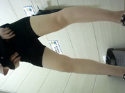 最新商场全景 皮肤嫩白牛仔裙印花内女神妹子 阴毛旺盛把馒头穴包住了