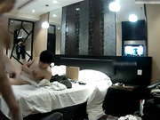 豪华酒店偷拍性感苗条的大长腿美女被迫穿上男友从网上买的黑丝情趣装,太性感被男的抱在床角猛操!