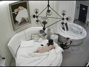 眼镜男喜欢舔脚挑逗一番扒掉美女白领内裤露出大白屁股强势插入快速抽送凄惨动人呻吟声随啪啪声齐响小伙真猛