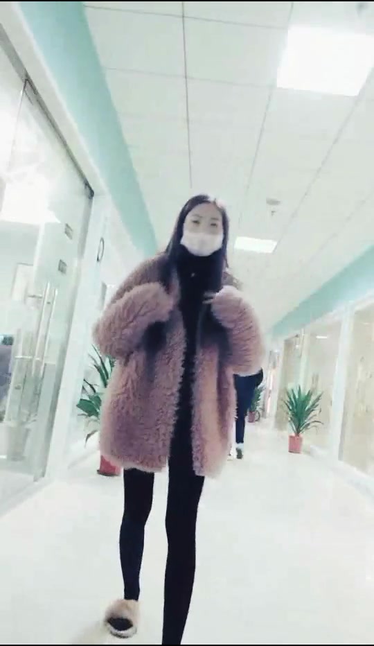 零零后小美女喝了一大杯饮料网吧勾搭正在上网的饿了么外卖小哥到杂物房啪啪