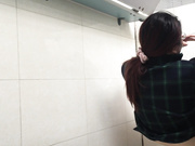 小哥潜入公司写字几乎把每个部门漂亮的女文员秘书的B都拍了个遍