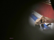 国内大神女男扮女装暗藏偷拍设备潜入游泳池更衣室偷窥妹子换泳衣