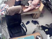 水滴摄像头监控偷拍这姐吃着大鸡巴是在用手机玩自拍么貌似开始就吃到了屌毛