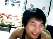 90后新婚小夫妻激情高昂,下班回来女的要做爱,脱完衣服就去吃男的鸡巴,刚好被正和老公视频的好友拍摄下来,完事后才反应过来！