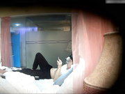 肤白貌美的高颜值性感美女和眼镜男酒店开房,开始美女不让男的操,后来男的用情趣道具把她绑起来鞭打屁股干