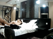 精品酒店偷拍皮肤雪白光滑的漂亮大学美女刚进房间就被迫不及待的男友扑倒床上,扒掉衣服啪啪,又嫩又漂亮