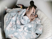 肤白貌美的高颜值性感美女被相貌平平的男友在床上各种姿势折腾抽插,操爽后2人满足的抱在一起!可惜了美女!