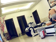 家庭摄像头被黑性欲旺盛大叔忍不住了边看电视边把还在月经期妻子内裤扒掉撕掉内裤上的卫生巾拿着屌就往里插