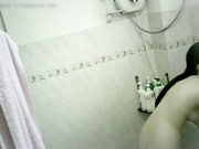 老婆上夜班浴室偷放摄像头偷窥小姨子洗澡