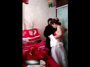 【百度云泄密系列】苗条新娘更换礼服露乳短视流出