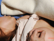 女友一起合租的美乳大胸性感女闺蜜喝多了回来睡着后偷偷潜入她房间脱掉衣服尽情玩弄啪啪,没控制住内射了!