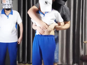 威胁调教两个年轻嫩妹 各种揩油扣小穴 口交多姿势啪啪 很是淫荡