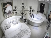 社会小情侣宾馆开房 女的挺漂亮 现在床上操 然后到浴缸洗澡浴缸里面干