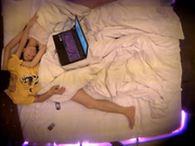 高颜值清纯大一美女和男友约会带着笔记本到酒店看电影,开始还很规矩,不知不觉就把美女内裤扒掉干起来了