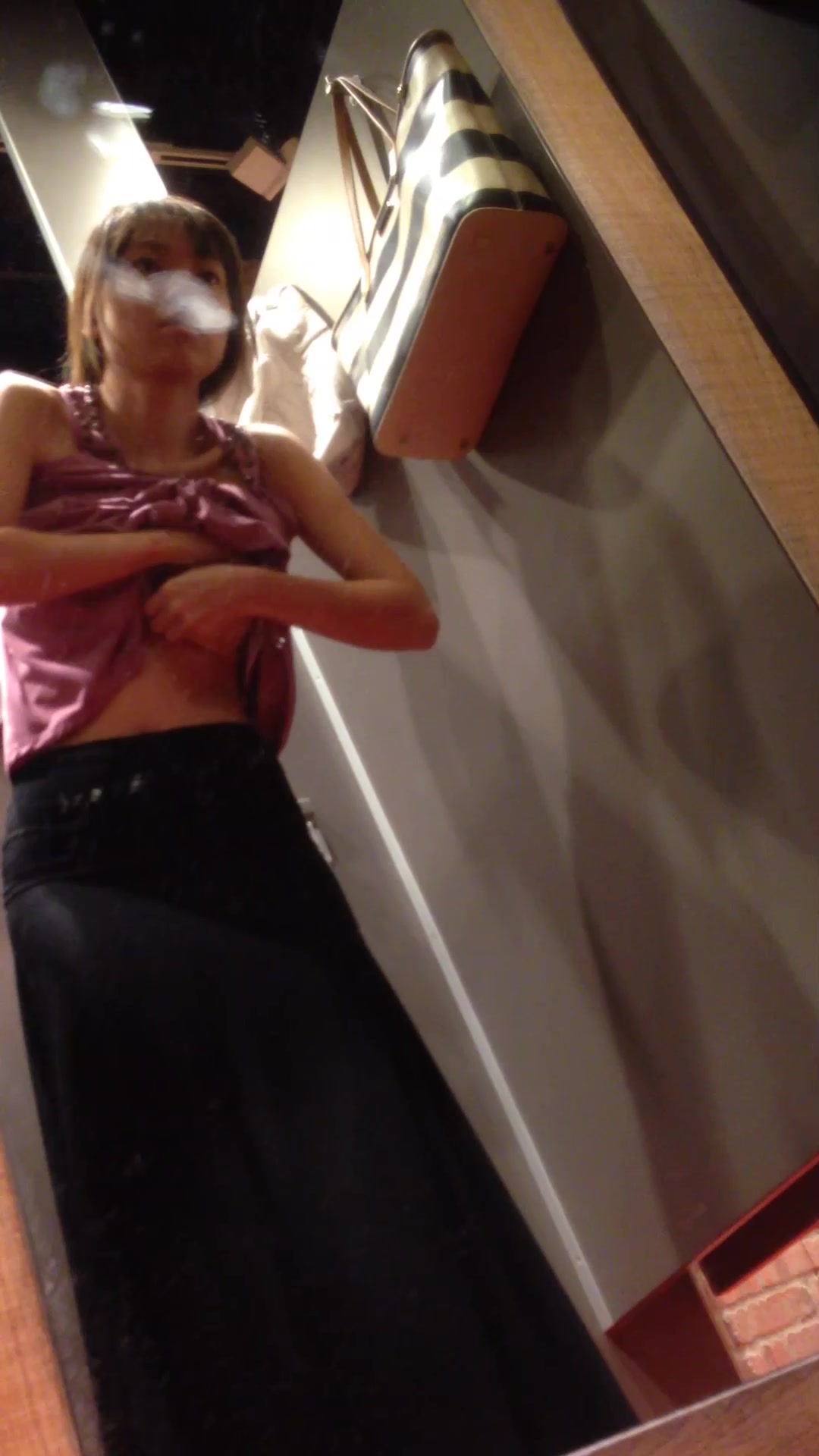 试衣间暗藏摄像头偷拍黑丝长裙女神换衣服还臭美拿手机自拍两张