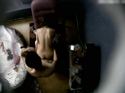 专业情趣炮房年轻小情侣造爱苗条美女穿火辣红色网袜坐在炮椅上被小伙舔够后边看A片边干娇喘呻吟诱人