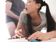 湖南性感留学大美女剧情演绎家中学习无聊自慰时被补习老师撞见后威胁她啪啪,扒掉短裤大鸡鸡还插不进去!