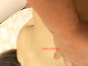 合租屋喝的烂醉的漂亮美女被下班回来的合租男趁机用鸡巴插嘴,道具玩弄的呻吟浪叫,迷迷糊糊被扛着大腿干!