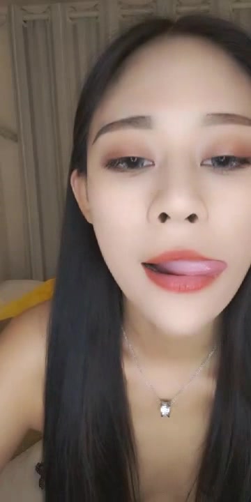 比男人还主动的渣女快把男人榨干了，一天被干好几次主动舔鸡巴，上位电臀非常给力，多姿势爆草直接射嘴里