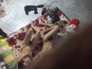 猥琐房东偷拍性感漂亮的小美女下班回来洗完澡被男友拉到床上各种姿势狠狠抽插,男的真猛连干3次美女捂着嘴强忍着淫叫