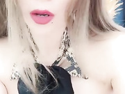 最爱的风骚少妇杨晨晨，露脸黑丝情趣坐在男主脸上让她舔逼真骚，激情口活大鸡巴，被男主爆草抽插直接内射