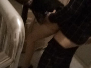 骚货娘们夜晚寂寞难耐，勾搭邻居到顶楼打炮，上来就吃鸡脱裤子做爱 姿势淫荡这么呻吟 也不怕有人偷看！