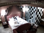 情趣酒店美式大床偷拍出差和女同事激情搞完一炮玩穴梅开二度穿上内衣干