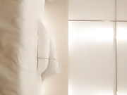 酒店网约年轻漂亮的大奶美女上门服务,妹子开始还有点害羞,扒光衣服没插一会淫水直流淫叫：哥哥喜欢小骚逼吗，好痒啊